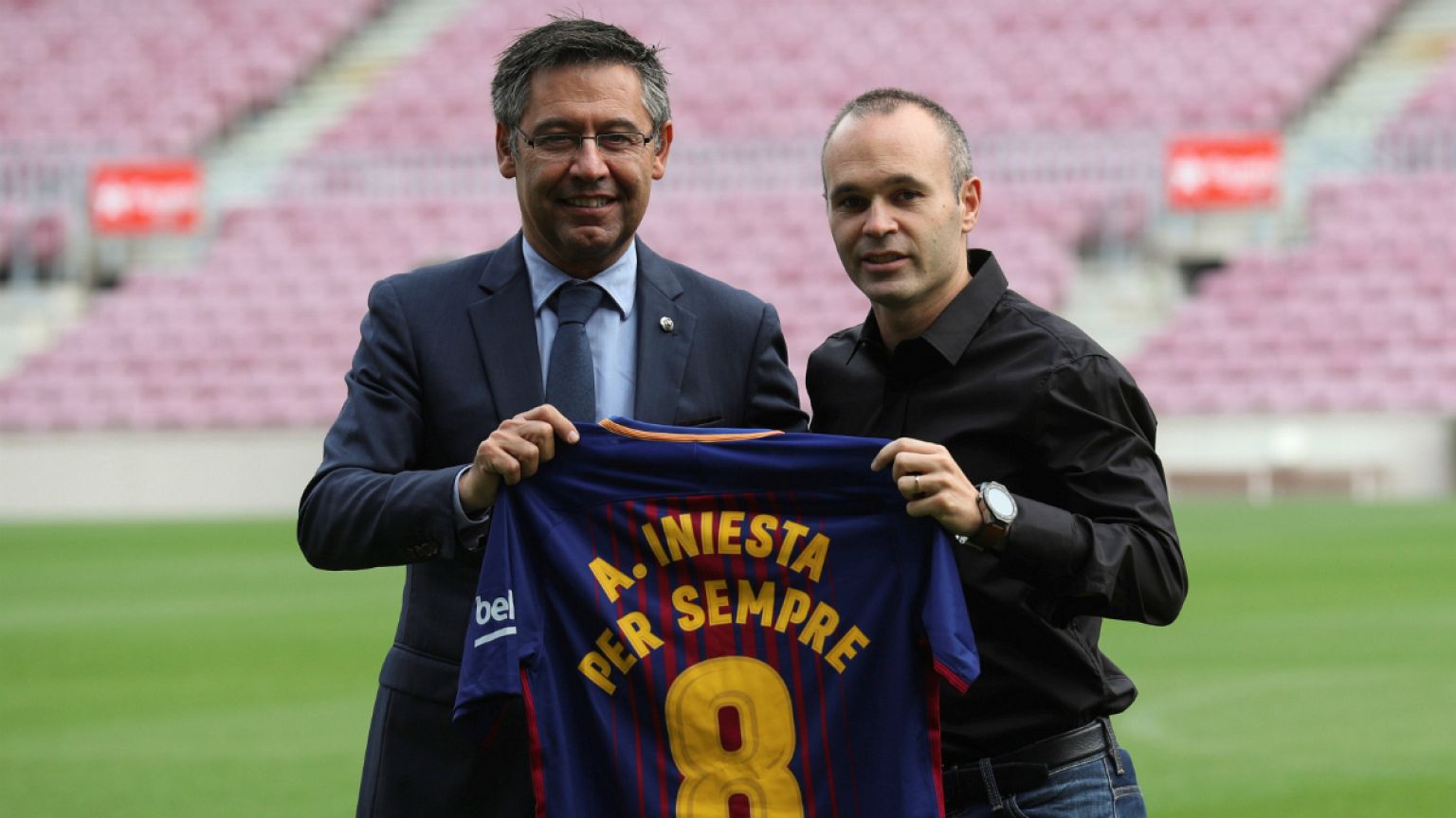 Iniesta renueva de por vida con el Barcelona