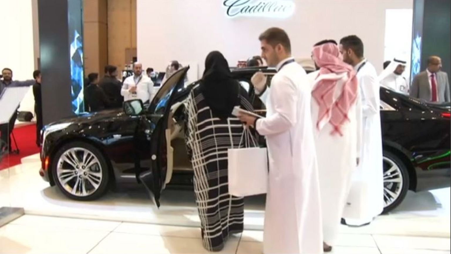 بالفيديو: معرض للسيارات الفاخرة والنساء السعوديات أهم زائريه