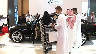 بالفيديو: معرض للسيارات الفاخرة والنساء السعوديات أهم زائريه