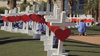 Кресты в память о погибших в Лас-Вегасе