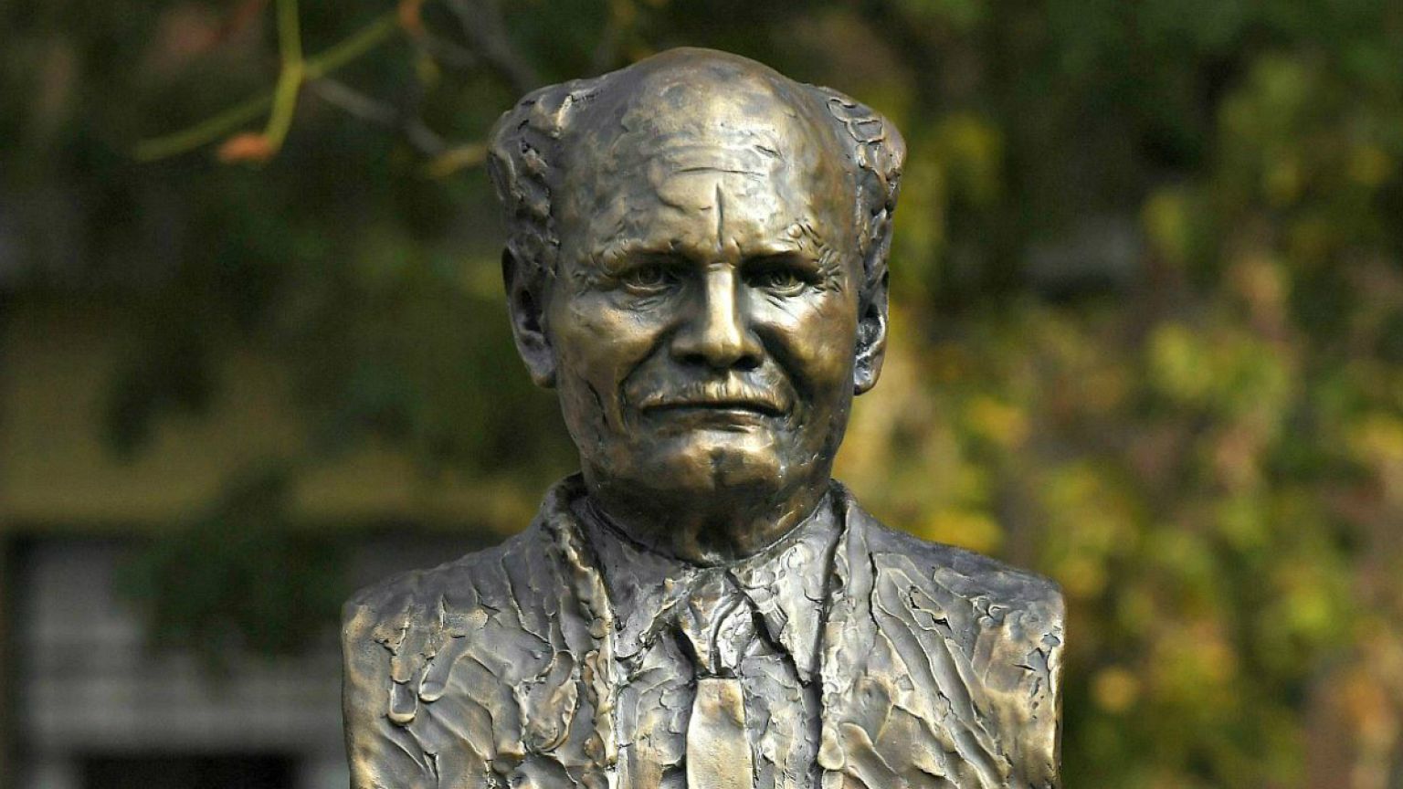 Felavatták Göncz Árpád szobrát Budapesten