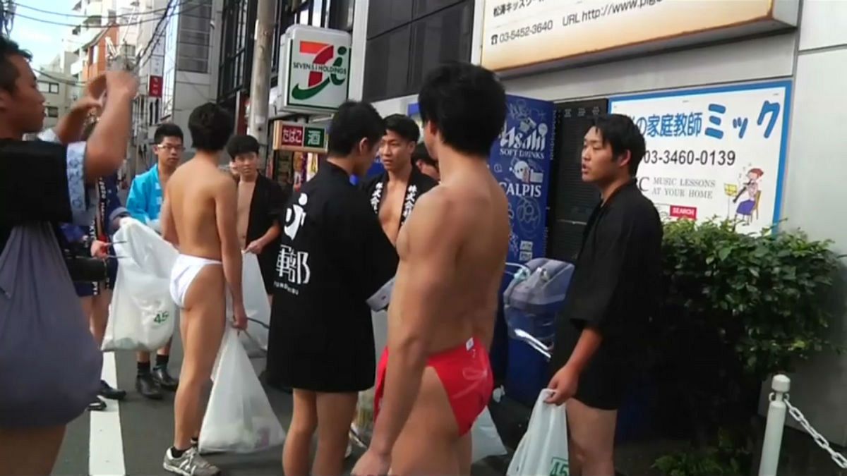 بالفيديو: متطوعون يابانيون ينظفون شوارع طوكيو بالملابس الداخلية!