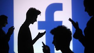 مخترع زر "الإعجاب" على فيسبوك يزيل التطبيق من هاتفه
