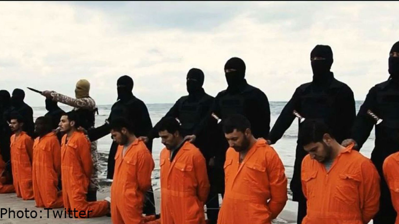 العثور على رفات واحد وعشرين قبطيا ذبحهم مسلحو داعش في ليبيا