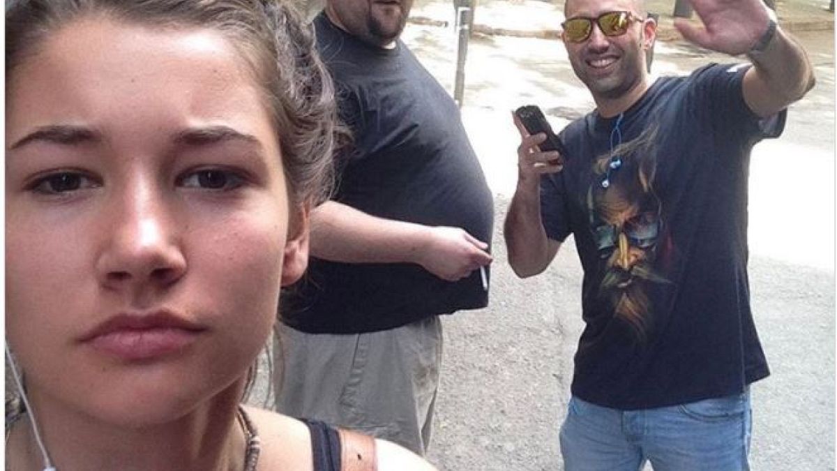 Kız öğrenci sokakta kendisine sarkıntılık edenlerle selfie çektiriyor