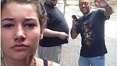 Kız öğrenci sokakta kendisine sarkıntılık edenlerle selfie çektiriyor