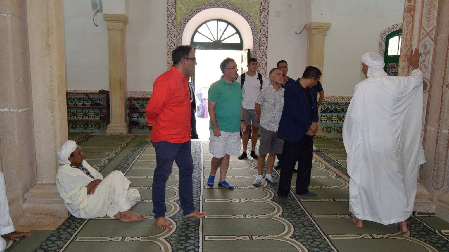 "شورت" السفير البريطاني في الجزائر يثير الجدل
