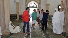 "شورت" السفير البريطاني في الجزائر يثير الجدل