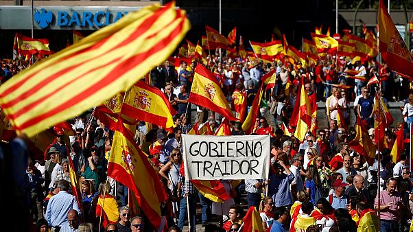 I madrileni ai catalani: 'parliamoci', il corteo in bianco per il dialogo I madrileni ai catalani: 'parliamoci', il corteo in bianco per il dialogo