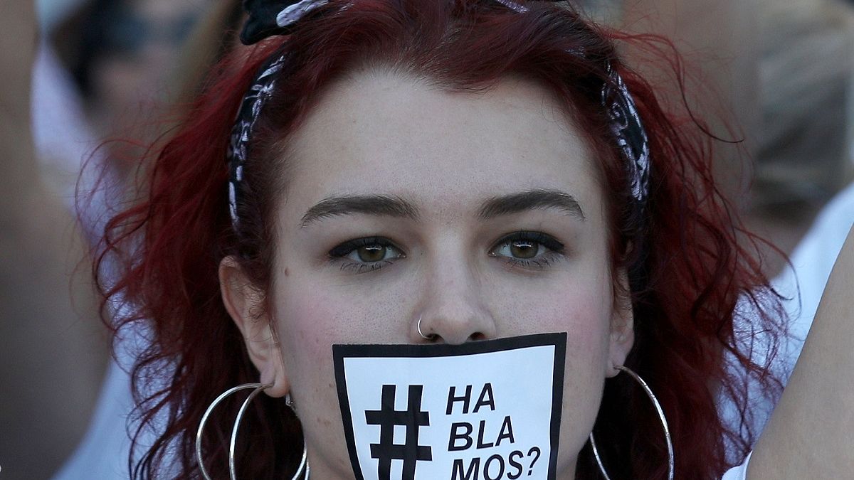 مسيرات حاشدة بالأبيض في برشلونة ضد الانفصال