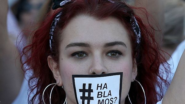 Spagna: manifestanti in bianco chiedono dialogo; in piazza anche gli unionisti Spagna: manifestanti in bianco chiedono dialogo; in piazza anche gli unionisti