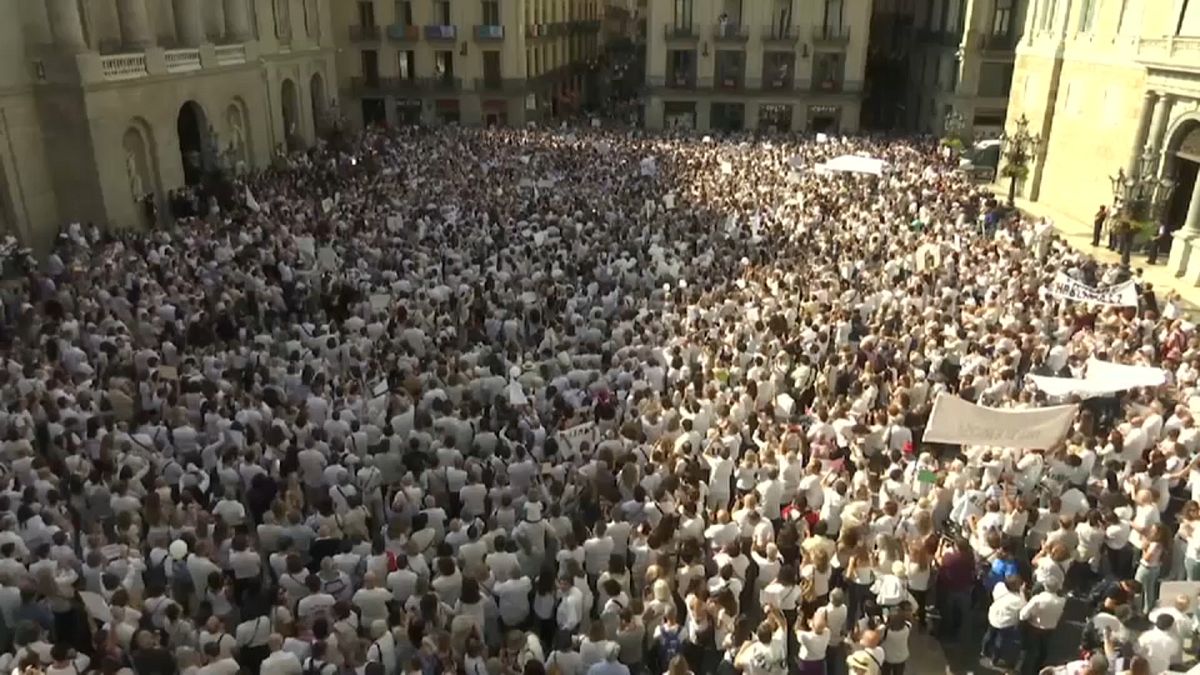 Spagna: “El pueblo catalán no quiere división”, in piazza per il dialogo