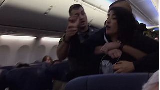 الشرطة تطرد إمرأة مسلمة حاملا من طائرة بسبب كلبين