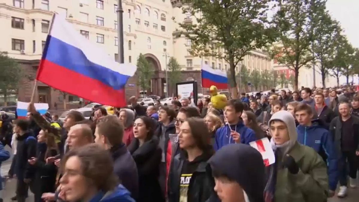 معارضو بوتين يتظاهرون في يوم عيد ميلاده ويطالبونه بالتنحي