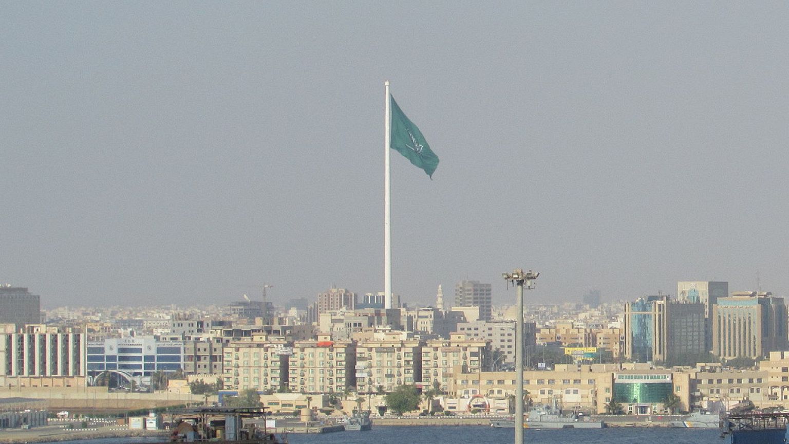 مسلح يهاجم قوات الأمن السعودية عند باب القصر الملكي في جدة