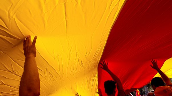 Milhares desfilam em Barcelona pela união e bom senso Milhares desfilam em Barcelona pela união e bom senso