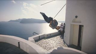 Os ases do parkour em Santorini