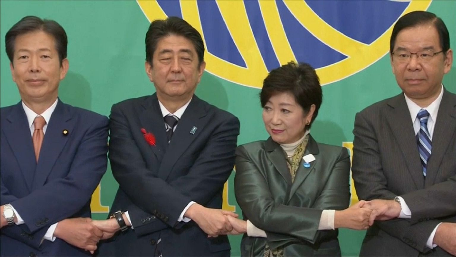 Koike contrapone un partido de centro a Abe en Japón