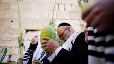 آلاف اليهود يصلون عند حائط البراق في عيد العُرْش