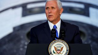 Usa divisi sull'inno: Mike Pence lascia lo stadio di Indianapolis