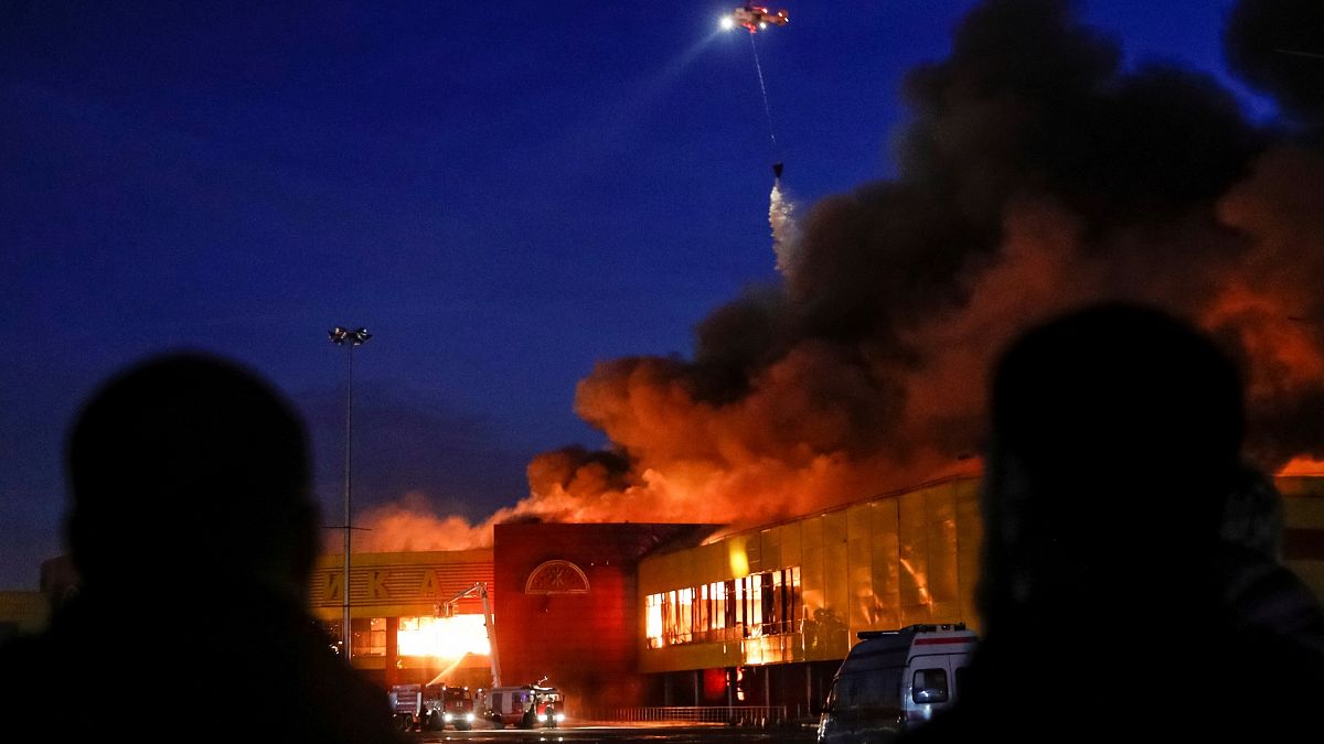 Mosca : in fiamme centro commerciale, 3mila evacuati