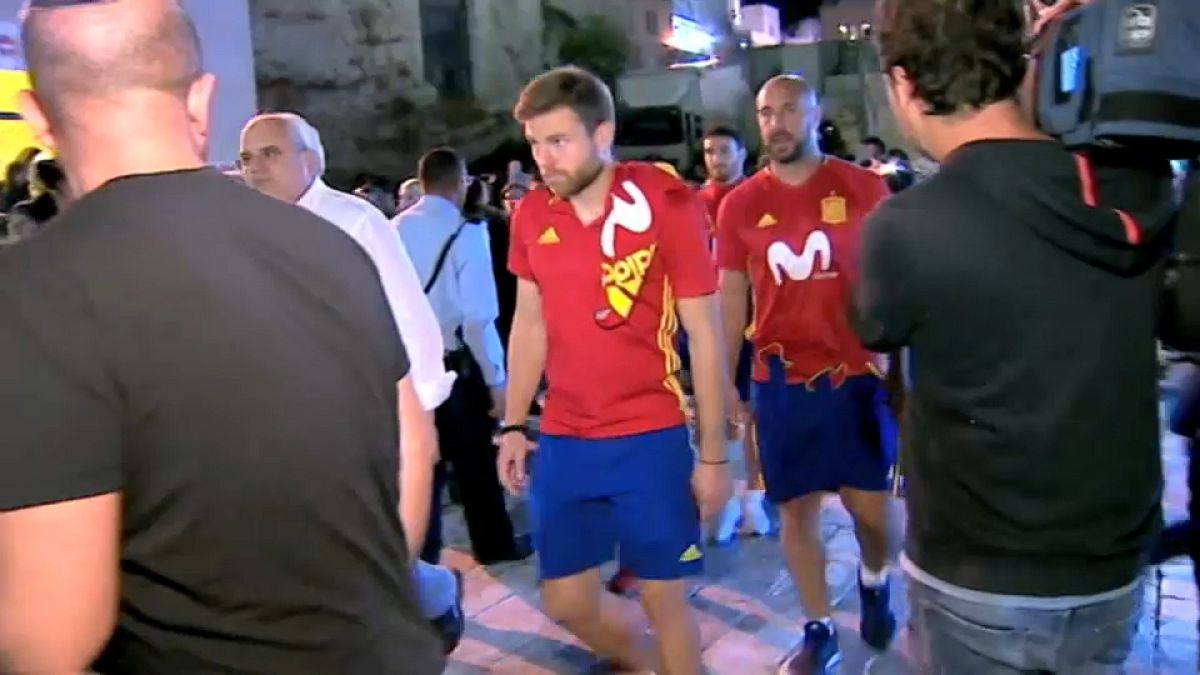 بالفيديو: المنتخب الإسباني يزور الأماكن المقدسة في القدس المحتلة