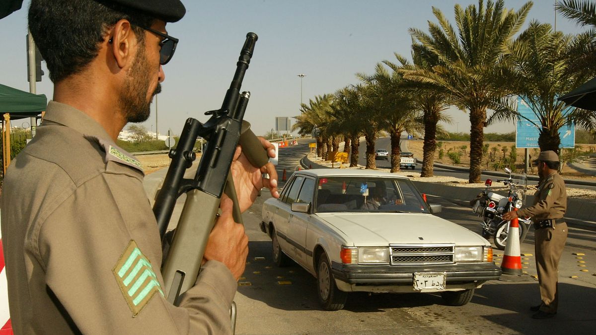 شاهد: هندي يخطف سلاح  شرطي سعودي ويطلق النار