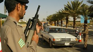 شاهد: هندي يخطف سلاح  شرطي سعودي ويطلق النار