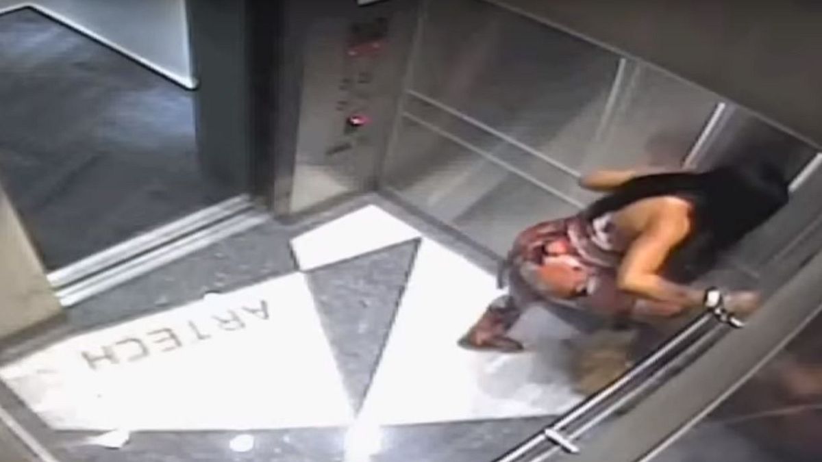 بالفيديو: إمرأة بلا رحمة تنهال بالضرب على كلبها داخل مصعد