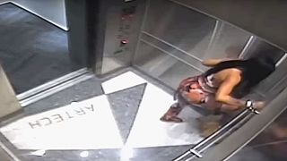 بالفيديو: إمرأة بلا رحمة تنهال بالضرب على كلبها داخل مصعد