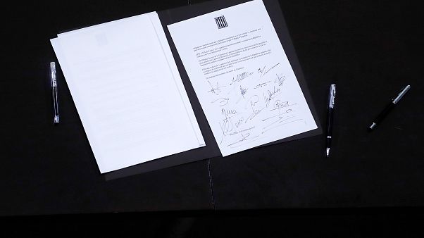 Katalonya krizi: Bağımsızlık bildirisi imzalandı Katalonya krizi: Bağımsızlık bildirisi imzalandı