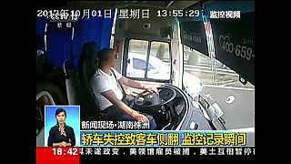 بالفيديو:  لقطات مرعبة من داخل حافلة أثناء حادث سير في الصين