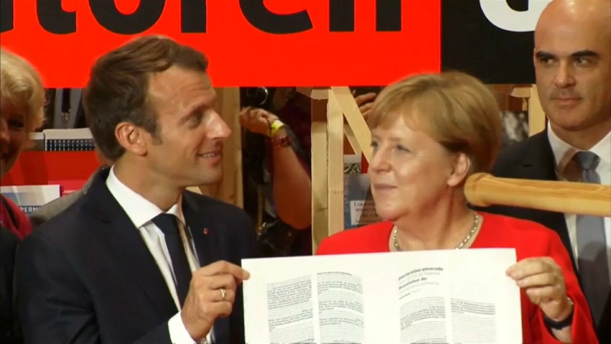 Macron et Merkel parlent Europe à la foire de Francfort