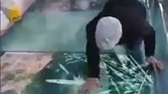 بالفيديو: هلع مرشد سياحي بسبب شروخ في جسر زجاجي على ارتفاع نحو 1200 متر