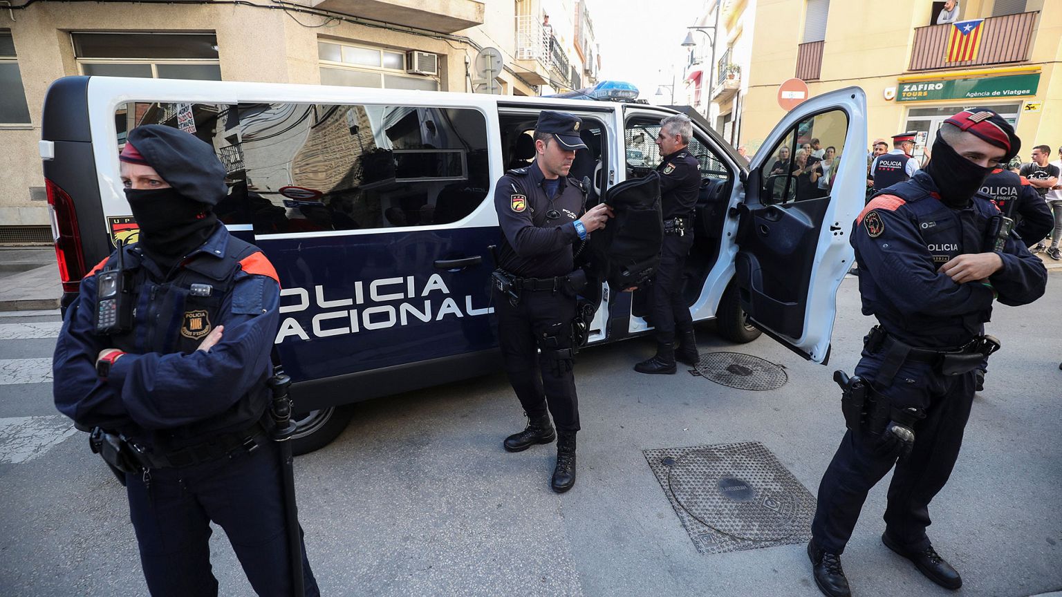 Katalan polisi bağımsızlık krizinde arada kaldı