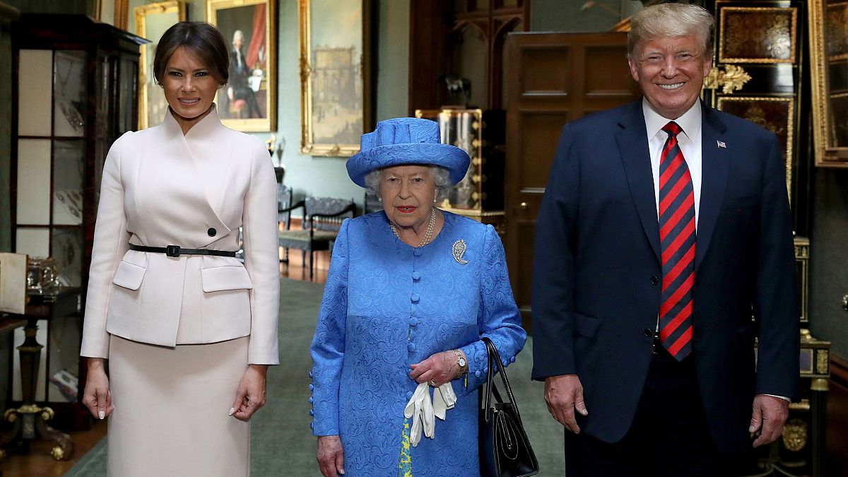 Image: Britain's Queen Elizabeth II stands with President Donald Trump and 