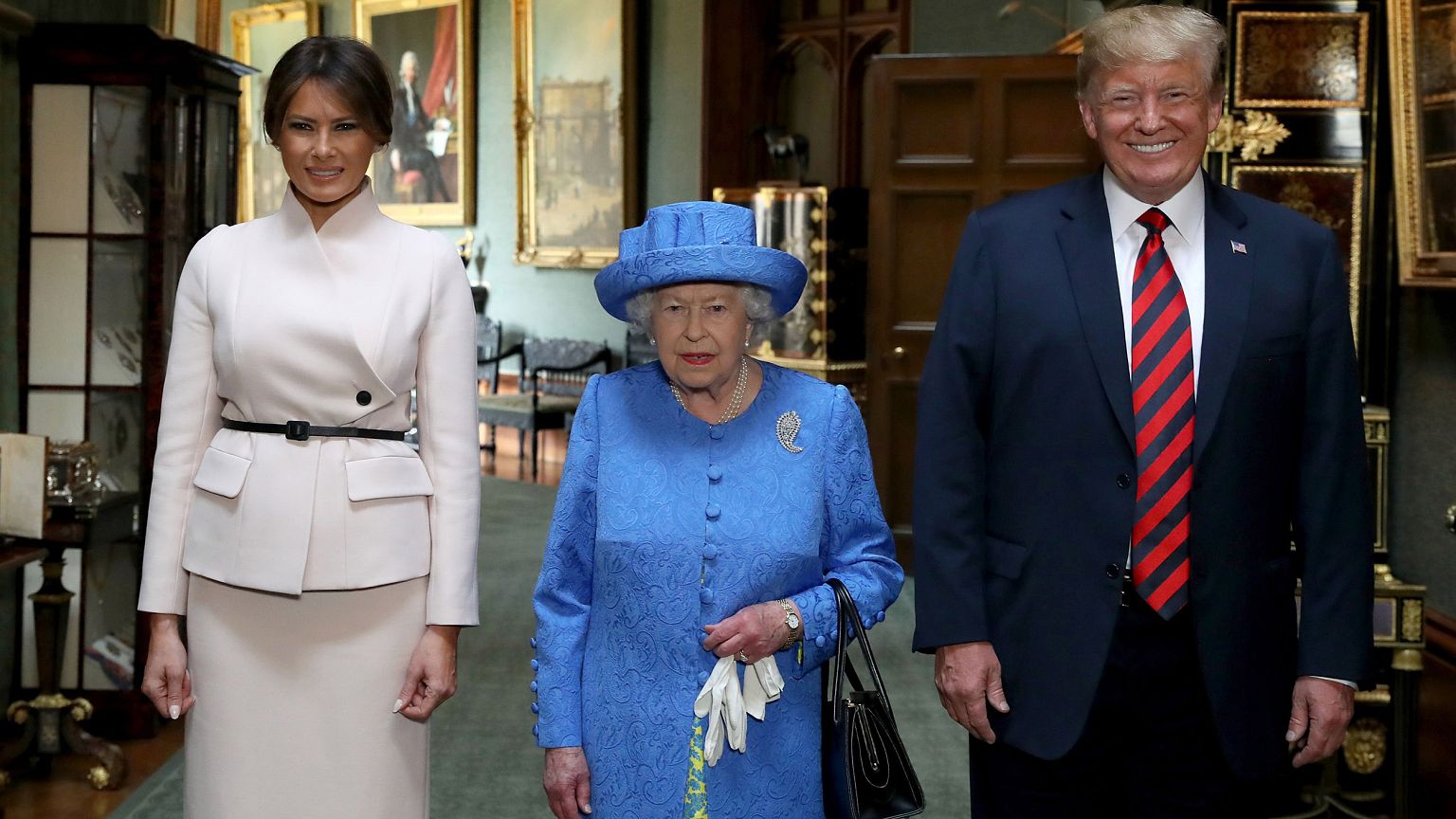 Image: Britain's Queen Elizabeth II stands with President Donald Trump and 