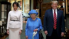 Image: Britain's Queen Elizabeth II stands with President Donald Trump and 