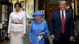 Image: Britain's Queen Elizabeth II stands with President Donald Trump and