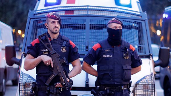Esclusivo: la versione dei Mossos d'Esquadra catalani Esclusivo: la versione dei Mossos d'Esquadra catalani