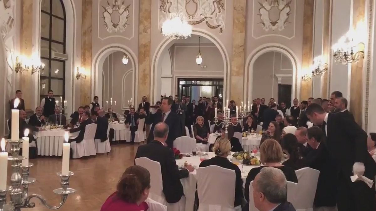 شاهد: وزير الخارجية الصربي يطرب أردوغان بأغنية تركية