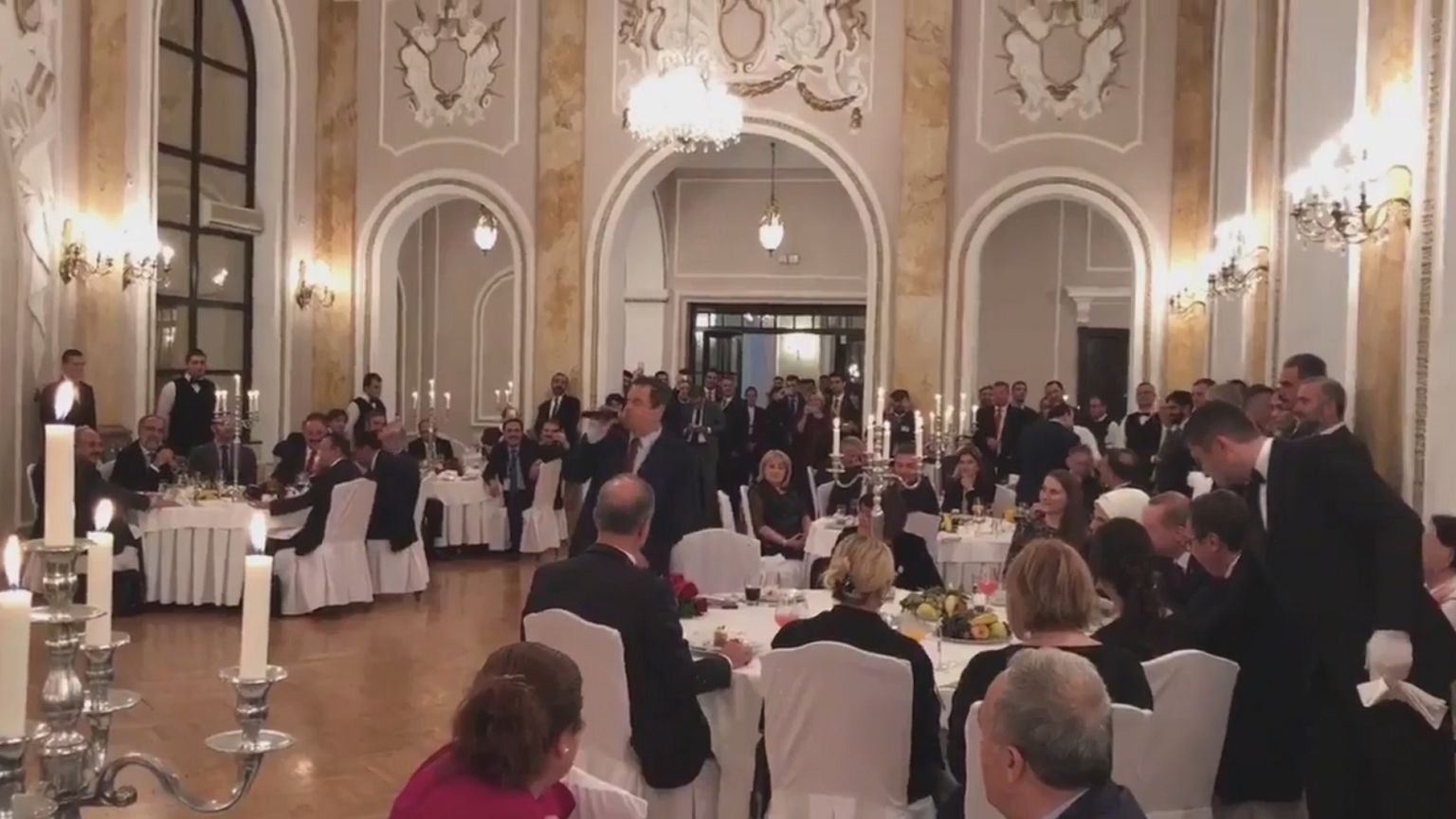 شاهد: وزير الخارجية الصربي يطرب أردوغان بأغنية تركية