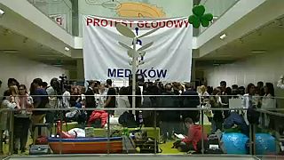 Sztrájkolnak a fiatal orvosok Varsóban