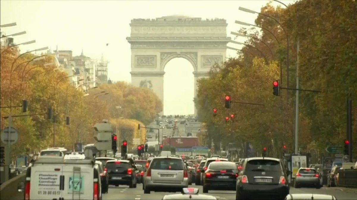 La fin des voitures à essence à Paris en 2030 ?