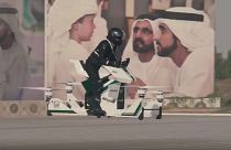 شاهد: شرطة دبي تستعين بدراجات طائرة للحفاظ على الأمن