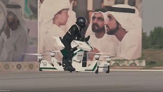 شاهد: شرطة دبي تستعين بدراجات طائرة للحفاظ على الأمن