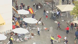 Combat de chaises dans les rues de Barcelone