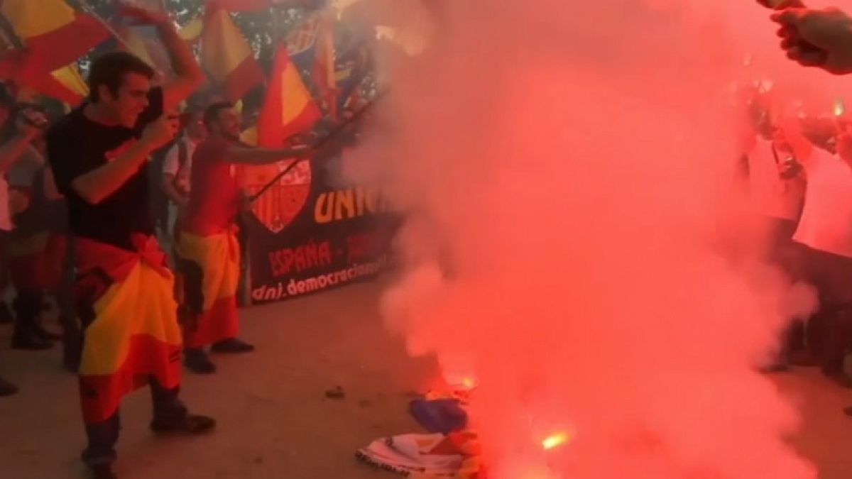 Manifestantes de extrema derecha queman esteladas en Barcelona