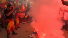 Manifestantes de extrema derecha queman esteladas en Barcelona