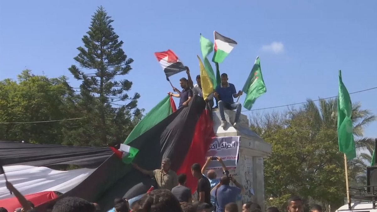 Палестинцы празднуют подписание примирения